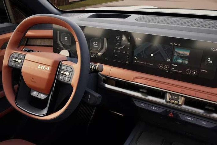 Xe cũng được trang bị bộ vi sai chống trượt điện tử (E-LSD) và khoảng sáng gầm 9,1 inch (231 mm). Nhiều chế độ lái, bao gồm Chế độ Địa hình, đảm bảo thiết lập lái tối ưu bất kể điều kiện đường xá. Lốp xe địa hình và các điểm kéo cứu hộ phía trước và phía sau hoàn thiện cấu hình mạnh mẽ của xe.