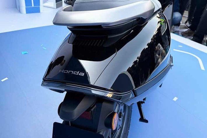 Đáng chú ý, Honda UC3 là mẫu xe đầu tiên của Honda tại khu vực ASEAN sử dụng pin LFP cố định (Lithium sắt phốt phát), đạt chuẩn chống nước IP67 và tiêu chuẩn an toàn UNR136. Pin có dung lượng 3,174 kWh, được đặt cố định dưới sàn xe, giúp tối ưu không gian cốp với dung tích lên tới 26 lít.