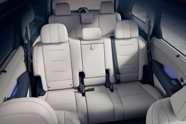 Không chỉ rộng rãi hơn, Palisade 2026 còn sở hữu mặt táp-lô hình chữ U mới, bảng đồng hồ kỹ thuật số và màn hình cảm ứng trung tâm cùng có kích thước 12,3 inch. Bên cạnh đó là cổng sạc USB Type C 100 W dùng để sạc máy tính xách tay, sạc điện thoại không dây chuẩn Qi cũng như bệ tì tay có thể mở ở cả hai hướng. Hệ thống âm thanh Bose 14 loa, khóa kỹ thuật số Hyundai Digital Key 2 và hệ thống ra lệnh bằng giọng nói dựa trên trí thông minh nhân tạo AI...