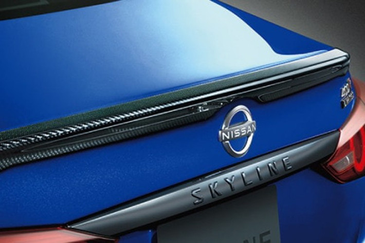 Cụ thể, xe được trang bị bộ mâm 19 inch bằng nhôm thiết kế mới, đi cùng lốp thể thao Dunlop SP Sport Maxx GT 600 kích thước 245/40 phía trước và 265/35 phía sau, giúp tăng độ bám đường.