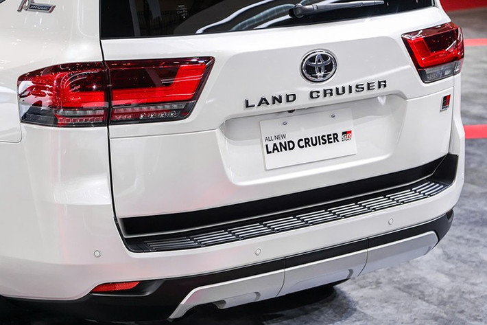 Logo GR Sport trên Toyota Land Cruiser 300 GR Sport thiết kế nhỏ gọn nhưng nổi bật, được bố trí ở nhiều vị trí như thân xe và cửa cốp sau để nhận diện riêng biệt.