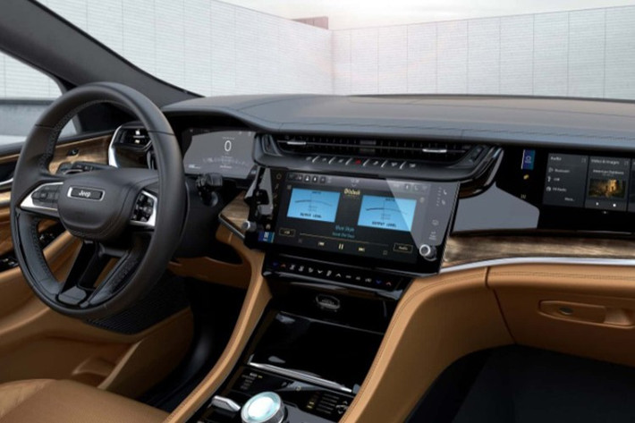 Bên cạnh động cơ mới, Jeep Grand Cherokee 2026 cũng được làm mới với thiết kế tinh tế và hiện đại hơn. Phần đầu xe nổi bật với lưới tản nhiệt 7 khe đặc trưng được tái thiết kế, đi kèm cụm đèn pha LED mảnh hơn và cản trước hạ thấp. Đuôi xe cũng được tinh chỉnh với cụm đèn hậu mảnh hơn và cản sau thể thao.