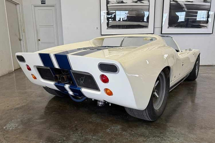 Tất cả cộng lại, giá bán của chiếc xe Ford GT40 Le Mans Prototype đời 1965 lên tới con số đáng kinh ngạc 2,5 triệu USD (tương đương khoảng 65,1 tỷ đồng).