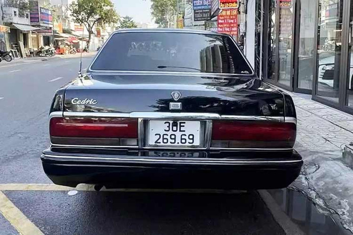 Ngược lại, hệ thống treo tiêu chuẩn bao gồm hệ thống treo MacPherson cho bánh trước và lò xo cuộn cùng bộ giảm xóc cho hệ thống treo sau. Điện thoại di động tiếp tục mang lại sự tiện lợi rảnh tay bằng cách quay số điện thoại trên bàn phím tích hợp trên trục vô lăng cố định, với ống nghe nằm bên trong ngăn tựa tay phía trước.