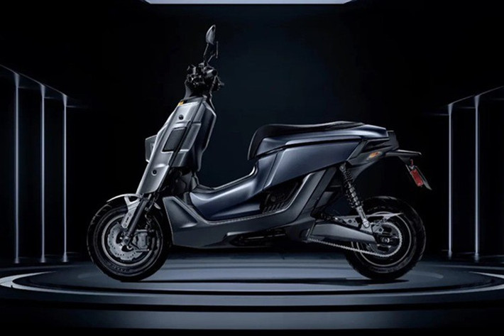 Khác hẳn với các phong cách của các dòng xe trước đó, mẫu xe máy điện Yamaha EMF 2026 xuất hiện như một tuyên ngôn cá tính mạnh mẽ, hướng đến những người dùng trẻ muốn thể hiện bản thân và tìm kiếm cảm xúc lái khác biệt.