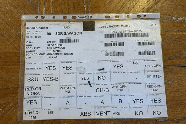 Sở hữu mái xe sơn trắng, tem bọc ghế HUE 166, mâm thép kiểu cổ điển và các điểm nhấn ngoại thất màu bạc Indus, chiếc xe dẫn động bốn bánh đầy cuốn hút này còn có thêm đầu cần số màu đỏ và vàng giống như trên dòng Land Rover Series I. Được sản xuất vào ngày 29 tháng 1 năm 2016, chiếc xe hiện tại còn được trang bị thêm bậc lên xuống mạ bạc.