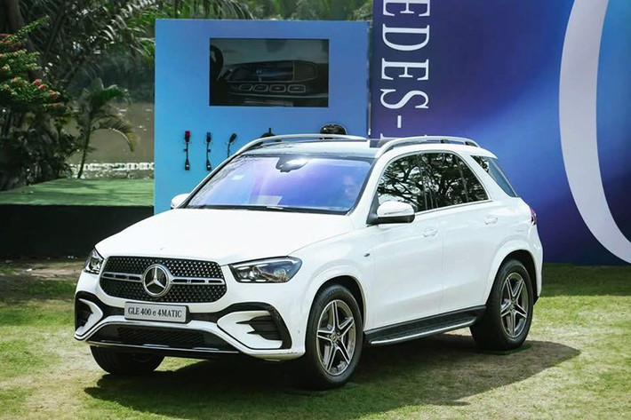 Hiện xe đang có mức giá bán chính hãng là 4,669 tỷ đồng, GLE 400 e 4MATIC đang định vị mình ở phân khúc cao cấp, đối đầu trực tiếp với các đối thủ sừng sỏ Volvo XC90 Recharge đang có giá khoảng 4,3 tỷ đồng cũng sắp ra mắt bản mới tại Việt Nam.