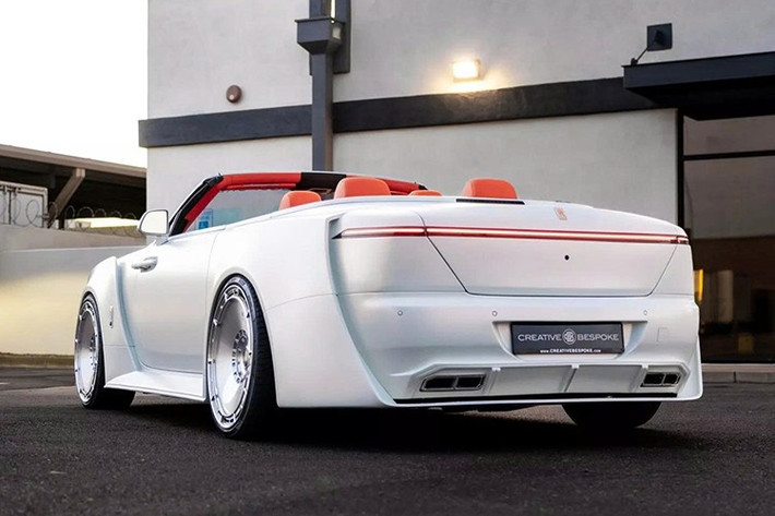 Nếu bạn từng mong ước có một chiếc xe mui trần trị giá hàng trăm nghìn USD và thiết kế giống như xe concept bị gạch tên khỏi trò chơi điện tử Need for Speed năm 2008 thì tin vui là Venuum đang lắng nghe. Với một số người, chiếc Dawn này có thể trông như xe nhái được đặt mua trên mạng trong lúc lướt điện thoại nửa đêm.