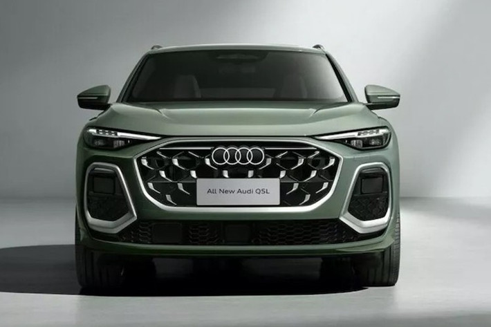 Trừ kích thước, Audi Q5L 2026 sở hữu thiết kế không khác gì phiên bản thường đang được bán ở thị trường quốc tế. Xe cũng được áp dụng phong cách thiết kế khỏe khoắn hơn với lưới tản nhiệt khung đơn Singleframe thể thao và rộng hơn trước. Nằm hai bên lưới tản nhiệt là khe gió nằm dọc mới.