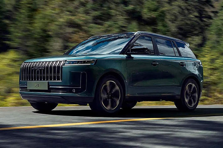 Vào tháng 6/2024, Omoda Jaecoo công bố hàng loạt sản phẩm dự kiến về Việt Nam trong tương lai, trong đó có Jaecoo J5 mới. Mẫu xe SUV cỡ B này sẽ cạnh tranh với các đối thủ đang bán chạy tại Việt Nam như; Toyota Yaris Cross, Mitsubishi Xforce, Hyundai Creta và Honda HR-V