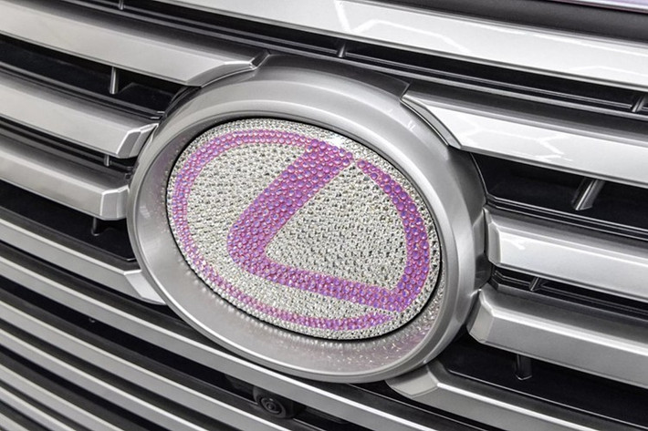 Ngoại thất của mẫu xe SUV hạng sang Lexus Glam LX được phủ lớp decal đổi màu dạng “ngọc trai giao hưởng”, đi kèm logo hiệu ứng pha lê. Nội thất phối da hồng – trắng, kết hợp sợi mohair và lụa, mang đến phong cách nổi bật.