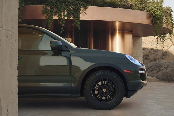 Chiếc xe thuộc sở hữu của doanh nhân Mỹ, odo 50.000 dặm (80.000 km) và được gửi đến nhà máy Porsche. Lần đầu tiên đội ngũ thực hiện phục chế chiếc SUV thay vì siêu xe thể thao cổ điển - Carrera GT.