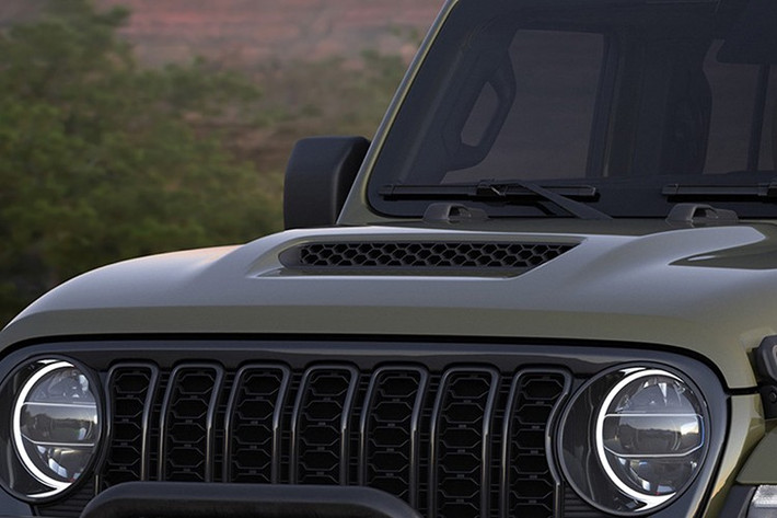 Kaiser Jeep M715 được phát triển dựa trên Jeep Gladiator SJ những năm 1960 và từng phục vụ quân đội Mỹ theo hình thức mua sẵn có thương mại (COTS).