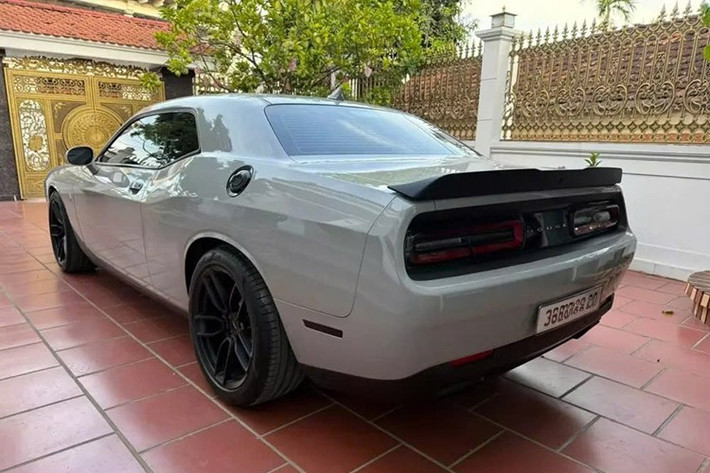 Theo người bán, chiếc xe Dodge Challenger SXT này thuộc đời 2016, nội thất đã bọc lại da màu đỏ, xe cũng được độ thêm vô số đồ chơi. Mức giá bán của xe Dodge Challenger SXT đời 2016 này hơn 2,5 tỷ đồng.