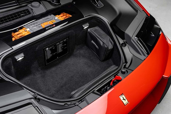 Động cơ được kết hợp với bộ ba động cơ điện - hai ở trục trước và một ở trục sau - cung cấp thêm 217 mã lực. Tổng công suất của Spider lên tới 1.036 mã lực, đảm bảo vị trí hàng đầu trong danh mục sản phẩm của Ferrari.