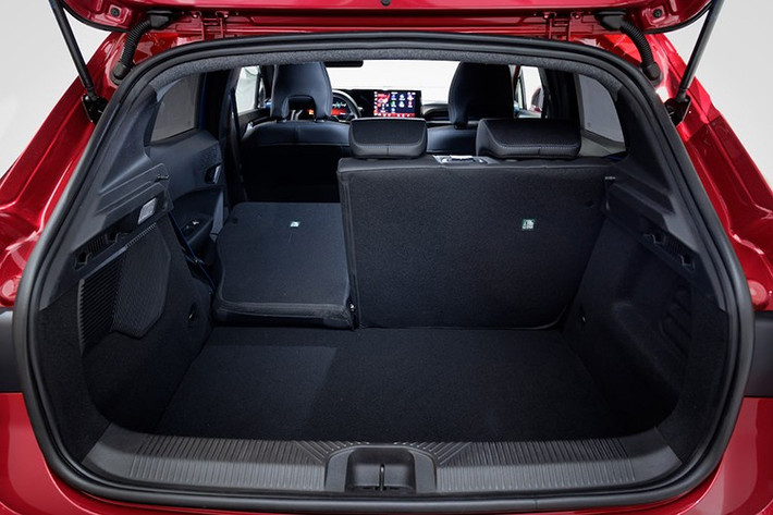 Nhìn từ bên hông, xe có hình dáng thon gọn hơn và tỷ lệ được điều chỉnh, bao gồm nắp ca-pô dài hơn. Trong khi đó, cửa sổ bên tạo thành hình lồi, kết thúc tại trụ C trông có vẻ mỏng do có thêm một tấm ốp tam giác đen, với viền đen và tay nắm cửa ẩn quen thuộc của Clio hoàn thiện vẻ ngoài.