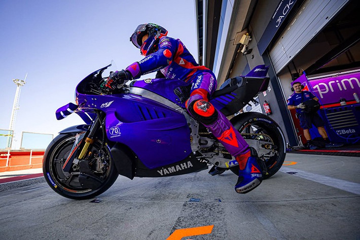 Sau ngày đua chính thức, các tay đua MotoGP sử dụng chiếc Yamaha YZR-M1 có buổi thử nghiệm với phiên bản mới động cơ V4. Nhà vô địch MotoGP 2021 - Fabio Quartararo nói rằng, đây chỉ là giai đoạn đầu với động cơ V4, không quá khó khăn trong việc thích nghi nhưng cần tối ưu thêm các tuỳ chọn cài đặt và hệ thống điện tử.