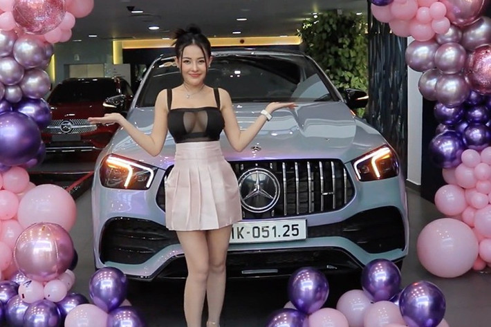 Người lái có thể lựa chọn cách thức vận hành của xe thông qua cụm điều khiển 5 chế độ lái AMG Dynamic Select tích hợp ngay trên vô lăng. Tại thời điểm mới ra mắt, giá bán của GLE 53 Coupe tại Việt Nam khoảng 5,35 tỷ đồng.