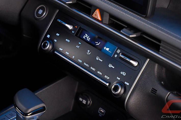 Apple CarPlay và Android Auto không dây trở thành trang bị tiêu chuẩn ở các phiên bản cao cấp, cùng với tính năng sạc không dây trên bản GLS Premium và Stargazer X. Vô-lăng giữ nguyên thiết kế, trong khi bảng điều khiển điều hòa được làm mới hoàn toàn theo phong cách tinh gọn và hiện đại.