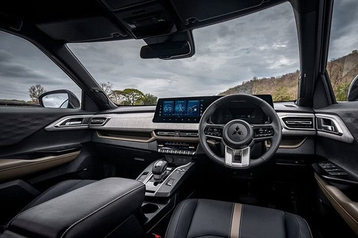 Bên trong khoang lái, thiết kế không có nhiều thay đổi so với các mẫu XForce tiêu chuẩn. Sự khác biệt chủ yếu đến từ cần số điện tử và giao diện hiển thị mới dành riêng cho hệ thống hybrid. Các trang bị tiện nghi như hệ thống âm thanh Yamaha, kết nối không dây Apple CarPlay và Android Auto vẫn được giữ nguyên.