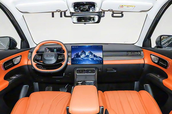Kích thước tổng thể Dài x Rộng x Cao của xe đạt 4.749 x 1.880 x 1.710mm, chiều dài cơ sở 2.825mm hứa hẹn mang lại không gian nội thất rộng rãi cho gia đình.