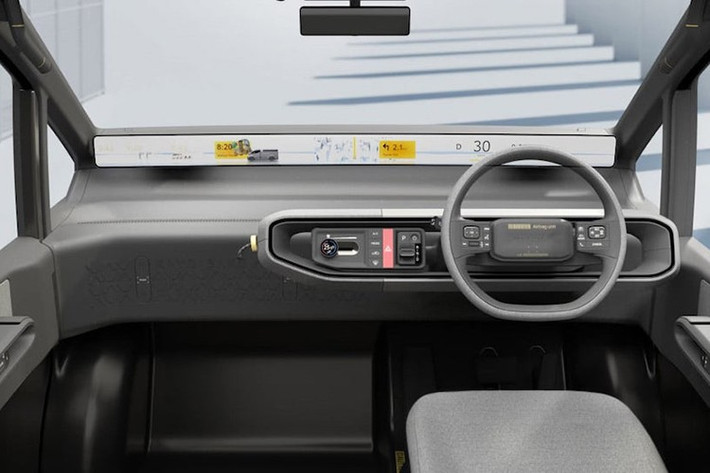 Về phần cửa sổ bên phía sau, chúng chiếm ít diện tích hơn so với Hiace hiện tại , chỉ là các dải kính nhỏ ngay dưới mui xe phẳng và bao quanh phần đuôi xe. Đây có vẻ là kiểu dáng tiêu chuẩn, bất kể mục đích sử dụng là vận chuyển hàng hóa hay chở bệnh nhân, với phiên bản mui cao hơn dường như dành cho việc chăm sóc người cao tuổi.