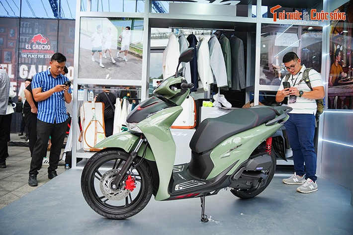 Với động cơ eSP+ 4 van tiên tiến được trang bị đồng bộ trên toàn bộ dải sản phẩm, SH160i/125i không chỉ khẳng định vị thế của mẫu xe tay ga cao cấp hàng đầu mà còn tiếp tục nâng tầm trải nghiệm vận hành – mạnh mẽ hơn, êm hơn, đáp ứng tiêu chuẩn khí thải Euro 3 thân thiện với môi trường.