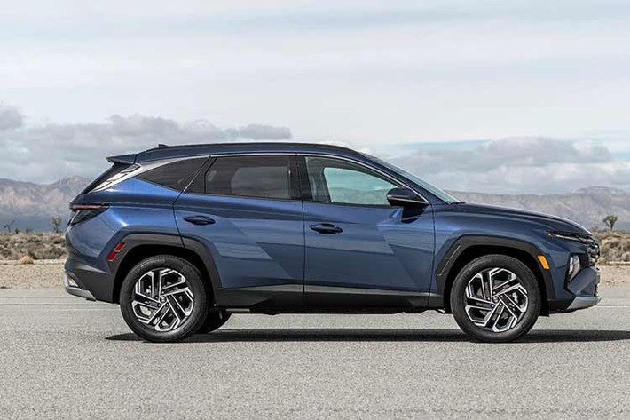 Xe sở hữu cốp điện thông minh, màn hình hiển thị HUD, ghế sau có sưởi, điều hòa ba vùng độc lập và hệ thống âm thanh cao cấp Krell. Ngoài ra còn có đèn pha LED Matrix, hỗ trợ lái trên cao tốc và hàng loạt tính năng hỗ trợ tiên tiến khác.