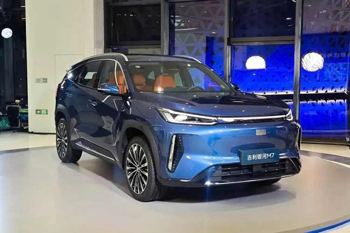 Hiện Geely chưa công bố giá bán của Galaxy M7 tại thị trường Trung Quốc. Tuy nhiên, có vẻ như xe hướng tới phân khúc SUV gia đình với mức giá dự kiến từ 100.000-150.000 Nhân dân tệ (khoảng 350-525 triệu đồng). Xe dự kiến sẽ được mở bán tại Trung Quốc vào tháng 4/2026 tới đây. Hãng cũng chưa hé lộ kế hoạch phân phối mẫu xe này ra thị trường quốc tế.