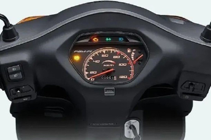 Mặc dù chỉ sử dụng đồng hồ analog và chìa khóa cơ truyền thống, Sundiro Honda NS125U vẫn được đánh giá cao về độ tin cậy, bền bỉ và chi phí bảo dưỡng thấp, hứa hẹn sẽ là lựa chọn hấp dẫn cho người tiêu dùng. Cốp chứa đồ dưới yên đủ rộng để cất mũ bảo hiểm 3/4 cùng áo mưa và nhiều vật dụng nhỏ.