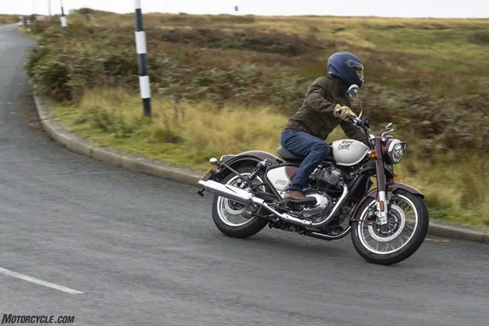 Tại Thái Lan, Royal Enfield Classic 650 2025 được bán ra với giá khởi điểm 7.700 – 8.000 USD (tương đương khoảng 189 – 197 triệu đồng), đi kèm ba lựa chọn màu sơn khác nhau. Dự đoán, mẫu xe này sẽ về Việt nam vào khoảng đầu năm 2026.