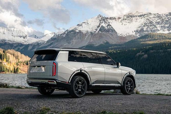 Thiết kế Kia Telluride Hybrid 2027 được nhấn mạnh bằng thanh giá nóc cao, trong khi móc kéo tích hợp được trang bị tiêu chuẩn. Xe cũng sử dụng hệ dẫn động bốn bánh tiên tiến nhất trên dòng Telluride, kết hợp với vi sai chống trượt điện tử giúp phân bổ mô-men xoắn giữa hai bánh sau một cách linh hoạt.
