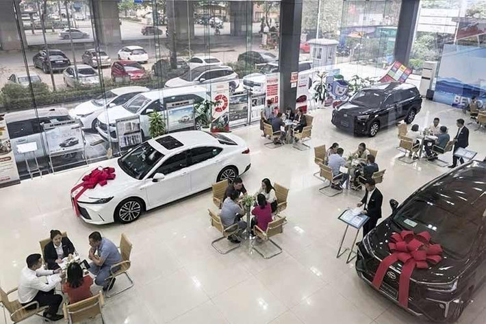 Theo số liệu của Hiệp hội các nhà sản xuất ôtô Việt Nam (VAMA), trong tháng 2/2026 vừa qua, thị trường ôtô trong nước đạt doanh số 19.278 xe, giảm 47,7% so với tháng liền trước. Trong số này, có 12.376 xe du lịch, 6.542 xe thương mại và 360 xe chuyên dụng. So với tháng trước, doanh số xe du lịch giảm 53%; xe thương mại giảm 37%; và xe chuyên dụng giảm 22%.