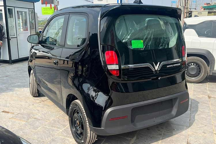 Xe sở hữu khối động cơ điện đặt phía sau có công suất 40 mã lực, tốc độ tối đa khoảng 80 km/h. Bộ pin dung lượng 18,3 kWh cho tầm vận hành khoảng 210 km mỗi lần sạc. Xe hỗ trợ sạc nhanh từ 10 đến 70% trong khoảng 34 phút. Điểm mạnh của mẫu xe mini điện này là hệ thống trạm sạc ngập tràn trên khắp cả nước của Vinfast.