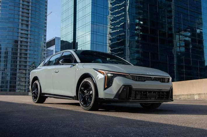 Kia K4 ﻿Kia K4 vốn là thế hệ mới của Forte hay còn gọi là K3 trên thị trường toàn cầu. Kia K4 là mẫu xe đắt nhất trong danh sách này. Tuy nhiên, dù người mua hiện phải trả cao hơn khoảng 1.000 USD so với giá niêm yết, mức giá trung bình của mẫu xe Hàn Quốc này vẫn dưới 25.000 USD.