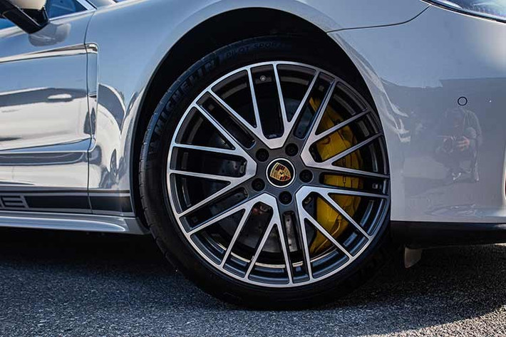 Đáng ngạc nhiên hơn, chiếc xe Porsche Panamera Turbo S này có vẻ như chưa được ông Vũ cầm lái trên đường phố Việt, mà phần nhiều do lái xe điều khiển trước khi bị bán, lúc này odo của xe cũng chỉ mới gần 1.000 km. Sau vài tháng, xe cũng tìm thấy chủ nhân, một đại gia trong lĩnh vực đồ trang sức xa xỉ.