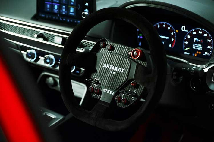 Khoang nội thất cũng được nâng cấp toàn diện với cặp ghế đua Recaro RSS ASM Limited, vô-lăng thể thao Sparco có chức năng tháo lắp nhanh, cùng bộ điều khiển trung tâm mới thay thế cho cụm phím chức năng tiêu chuẩn trên vô-lăng.