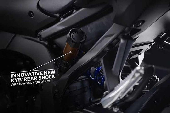 Về hệ thống phanh, ở phía trước, Yamaha trang bị cùm phanh hướng tâm Brembo mới và cặp heo phanh Brembo Stylema ép đĩa đường kính 320mm, trong khi ở phía sau có đĩa đơn. Bộ vành đều có kích thước 17" và được trang bị lốp Battlax Hypersport RS11 với kích thước 120/70 và 180/55.