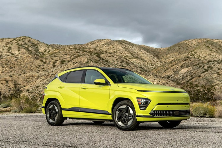 Sau nhiều năm được kỳ vọng trở thành mẫu xe điện chiến lược trong phân khúc phổ thông, Hyundai Kona Electric dần bị “thụt lùi” khi bước sang đời 2026. Theo thông tin ban đầu, hãng xe Hàn Quốc đã loại bỏ gần như toàn bộ các phiên bản, chỉ giữ lại duy nhất bản Kona Electric SE với cấu hình tiêu chuẩn.