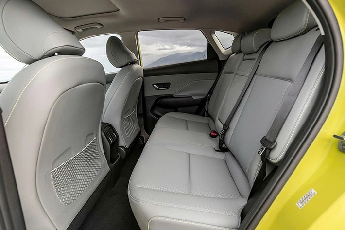 Khoang hành lý của Hyundai Kona Electric 2026 mới đạt 407 lít, mở rộng lên 1241 lít khi gập ghế, phù hợp cho cả chuyến đi xa lẫn mua sắm hàng ngày.