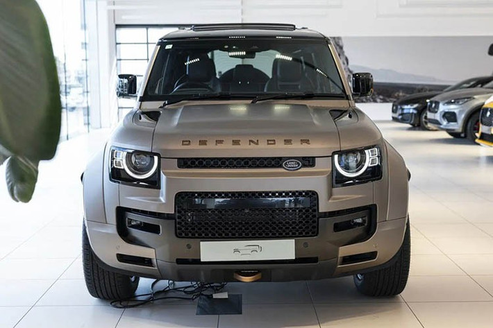 Theo thông tin từ website của Land Rover chính hãng tại Việt Nam, Defender OCTA có giá từ 17,959 tỷ đồng cho bản tiêu chuẩn và 19,759 tỷ đồng cho bản Defender OCTA Edition One.