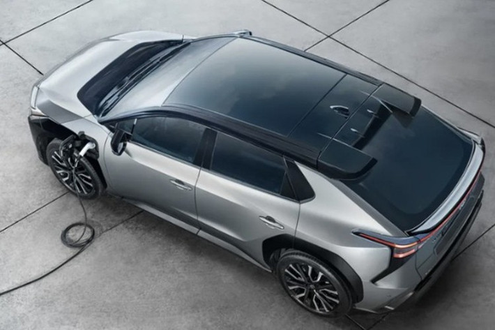 Phía sau, bZ4X nổi bật với dải đèn hậu LED chạy liền mạch theo đúng phong cách thiết kế mới của Toyota. Cốp sau tích hợp tính năng đá chân hỗ trợ mở cửa tiện lợi khi người dùng mang theo nhiều hành lý. Với khoảng sáng gầm lên tới 200 mm, mẫu xe này đáp ứng tốt nhu cầu di chuyển trong đô thị lẫn những đoạn đường gồ ghề hoặc ngập nước nhẹ.