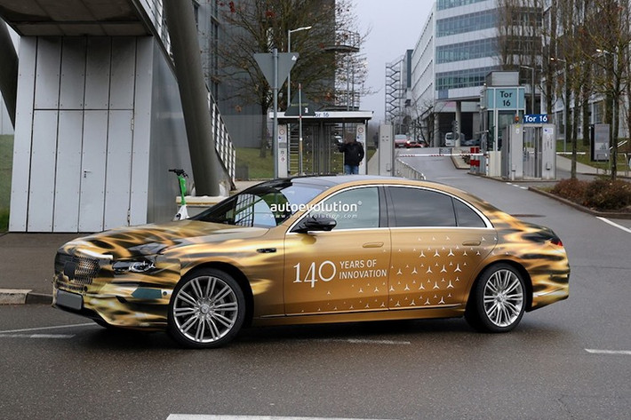 “Với xe taxi tự lái S-Class, chúng tôi nâng tầm chuẩn mực cho phương tiện di chuyển tự động – luôn kết hợp an toàn và thoải mái để thiết lập các tiêu chuẩn mới cho ngành công nghiệp và giao thông thông minh trên toàn thế giới. Tất cả các hoạt động của chúng tôi trong lĩnh vực này đều nhấn mạnh vai trò tiên phong của Mercedes-Benz trong lĩnh vực lái xe tự động,” ông Joerg Burzer, Thành viên Hội đồng quản trị của Tập đoàn Mercedes-Benz AG cho biết.