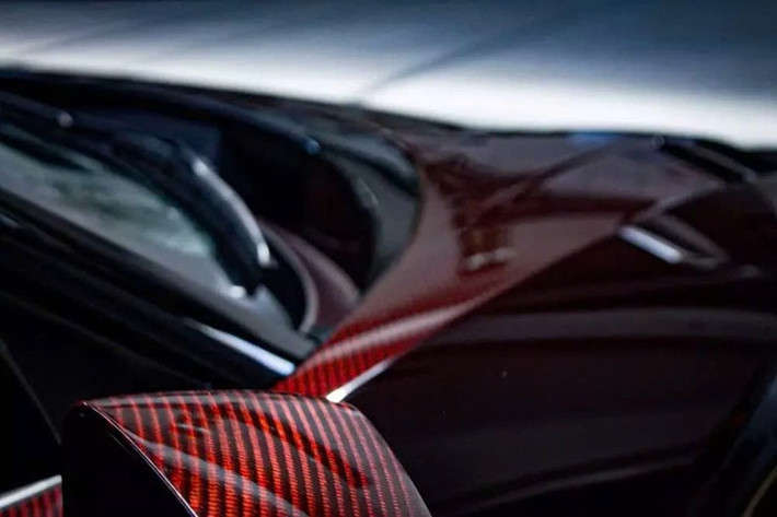 Thật khó tin, phần đuôi xe có thể còn đẹp hơn cả phần đầu. Cụm đèn hậu F8 Tributo quen thuộc vẫn còn đó, nhưng giờ đây đã được độ lại nắp động cơ, ốp hông, bộ khuếch tán và cản xe, tất cả đều được chế tác từ sợi carbon đỏ sẫm. Thậm chí còn có cả ống xả titan siêu nhẹ.