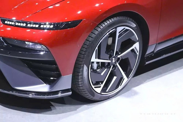 Thêm vào đó là cản sau tinh giản, đèn lùi và đèn sương mù đặt ngang thay vì dọc. Hệ số cản gió vẫn giữ ở mức 0,21 Cd, tốt nhất trong tập đoàn Hyundai. Tapi cửa được bọc bằng vật liệu mềm mại hơn trong khi vô lăng 3 chấu mới thay cho loại 2 chấu cũ.