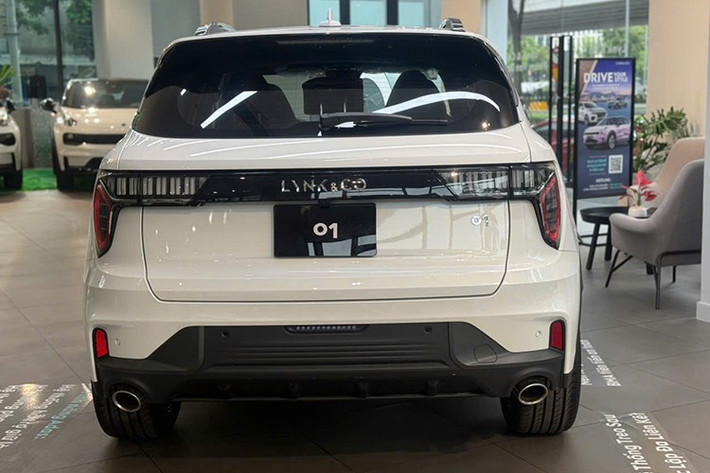 Mức giá xe Lynk &amp; Co 01 Hyper 2025 tại Việt Nam được bán đề xuất chính hãng là 919 triệu đồng (đã bao gồm VAT). Xe có chế độ bảo hành chính hãng 6 năm hoặc 175.000 km.