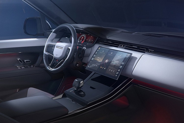 Khách hàng có 4 chủ đề tuỳ chọn nội thất, gồm: ghế da Windsor đục lỗ phối màu Ebony, Rosewood/Ebony, Light Cloud/Ebony. Đặc biệt dành cho những ai không thích bọc da sẽ có ghế Cinder Grey/Ebony làm từ vật liệu Ultrafabrics đục lỗ sáng tạo.