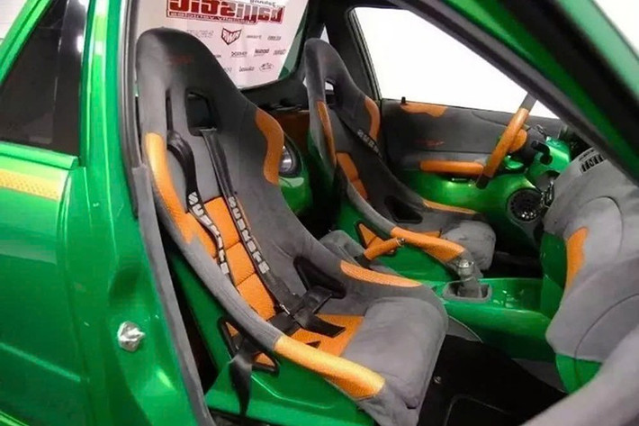 Dưới nắp capo và nắp động cơ carbon là phiên bản cải tiến của động cơ bốn xi-lanh 2.0 lít của Mazda. Các nâng cấp bao gồm bộ tăng áp mới, bộ tản nhiệt tùy chỉnh, bộ làm mát trung gian, ống xả và hệ thống nitơ oxit chiếm phần lớn không gian trống ở thùng sau.