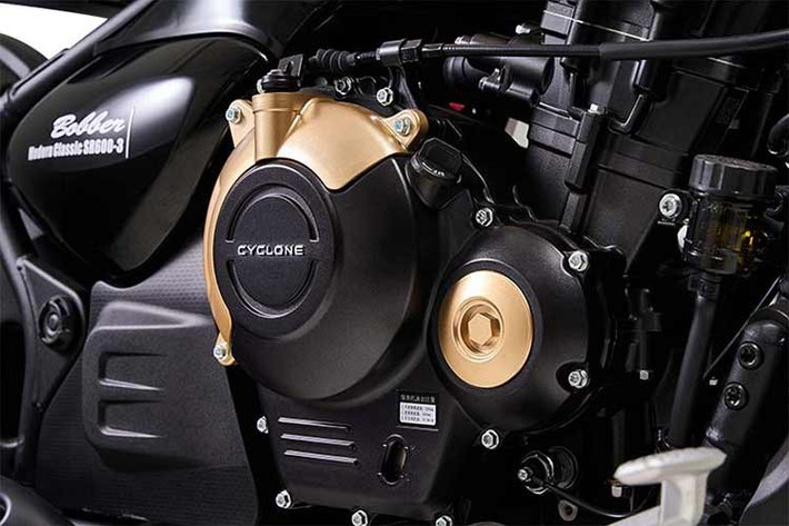 Ngoài ra, mẫu cruiser này còn được tích hợp hệ thống kiểm soát lực kéo, hệ thống giám sát áp suất lốp (TPMS) và hai cổng sạc USB Type-A, những trang bị cho thấy định hướng tiếp cận người dùng hiện đại trong phân khúc.