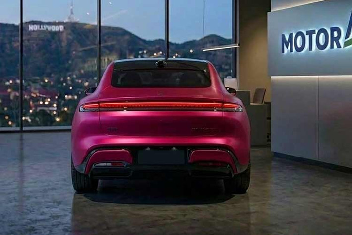 Thậm chí, nếu che đi phần logo cũng như vành la-zăng, nhiều người có thể không phân biệt giữa Saic Z7 và Xiaomi SU7. Một số cư dân mạng còn hài hước cho rằng Saic Z7 giải quyết một vấn đề của Xiaomi SU7 là chưa đủ giống Porsche Taycan. Hai mẫu ôtô Trung Quốc này được trang bị lưới tản nhiệt đóng kín, kết hợp cụm đèn pha mảnh kéo dài và hốc hút gió chia ba phần trên đầu xe.